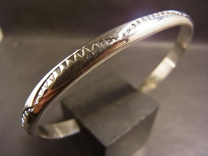 Elaine Tahe Half Round Triangle Bangle - アクセサリー