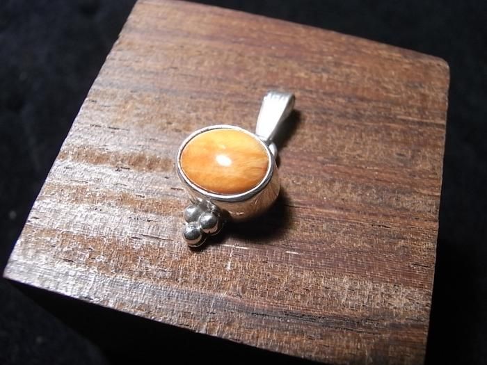 ナバホ族<Spiny Oyster Shell/スパイニーオイスターシェル・オレンジ系> ペンダント 19F86 - Little Cloud - リトルクラウド 渋谷区恵比寿・代官山のインディアンジュエリー専門店