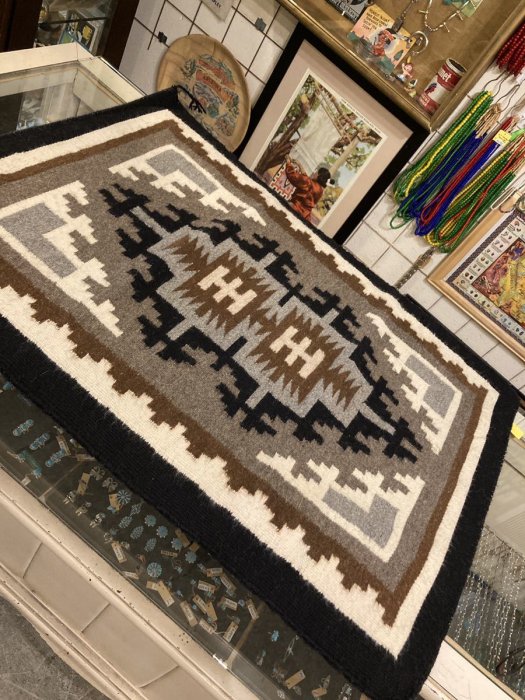 ナバホ族伝統工芸NAVAJO Rug・ナバホラグ・チェロ（羊毛の織物）【Two Grey Hills/トゥーグレイヒルズ】　大き目サイズ -  Little Cloud - リトルクラウド 渋谷区恵比寿・代官山のインディアンジュエリー専門店