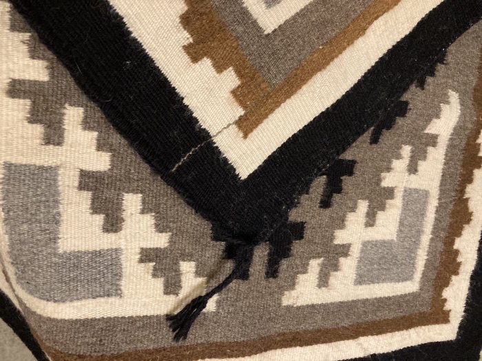 ナバホ族伝統工芸NAVAJO Rug・ナバホラグ・チェロ（羊毛の織物）【Two Grey Hills/トゥーグレイヒルズ】　大き目サイズ -  Little Cloud - リトルクラウド 渋谷区恵比寿・代官山のインディアンジュエリー専門店