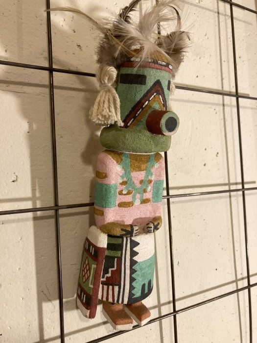 HOPI KACHINAS＞ホピ族伝統工芸カチナドール・木彫人形 （ Qoia or Kau