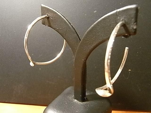 ナバホ族【Elane・Tahe】＜SILVER TWIST LOOP Earrings ＞ ツイストワイヤーの大きめループピアス　23F18 -  Little Cloud - リトルクラウド 渋谷区恵比寿・代官山のインディアンジュエリー専門店