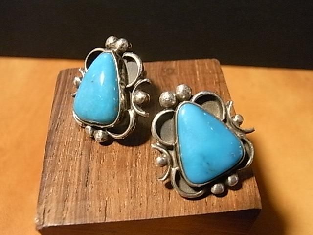 ナバホ族Patricia Platero【Kingman Turquoise/キングマン・ターコイズ】スタッド・ピアス　23MY39 - Little  Cloud - リトルクラウド 渋谷区恵比寿・代官山のインディアンジュエリー専門店