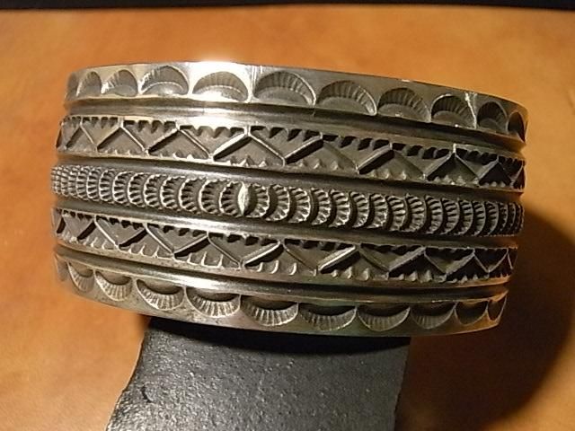 ナバホ族 【Freddie Maloney】ワイド幅・スタンプワークバングル