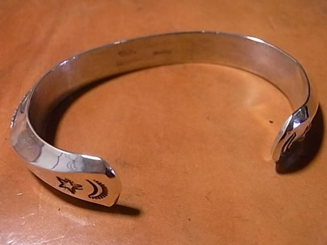 ワイリーセカテロ ヘビーゲージバングル ナバホ族 ナバホ族＜WYLIE SECATERO/ワイリー・セカテロ＞ヘビーゲージ