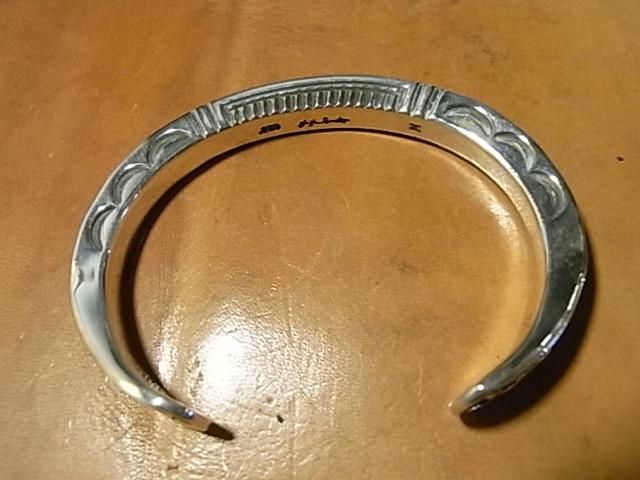 ライルセカテロ　スタンプワークバングル　ナバホ族　インディアンジュエリー ナバホ族【Lyle Secatero/ライル・セカテロ】 ヘビーゲージ・スクエア