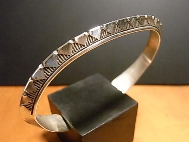 ナバホ族 Wylie Secatero バングル ナバホ族＜WYLIE SECATERO/ワイリー・セカテロ＞ヘビーゲージ