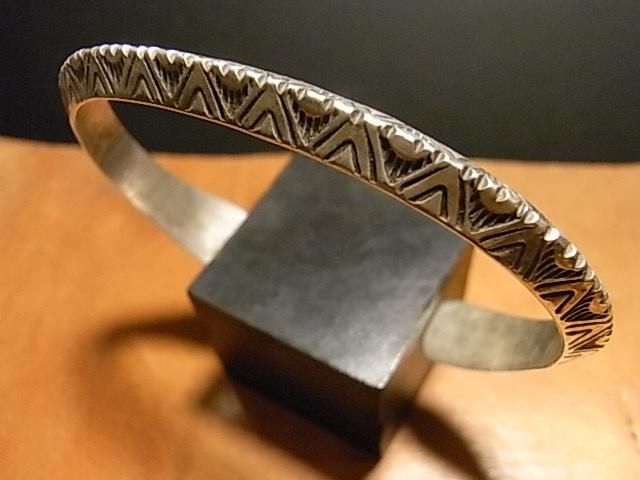 ナバホ族 Wylie Secatero バングル ナバホ族＜WYLIE SECATERO/ワイリー・セカテロ＞ヘビーゲージ