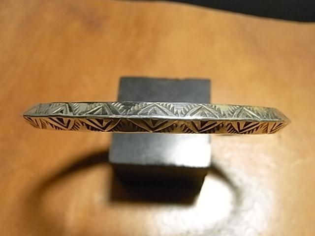 ナバホ族 Wylie Secatero バングル ナバホ族＜WYLIE SECATERO/ワイリー・セカテロ＞トライアングル