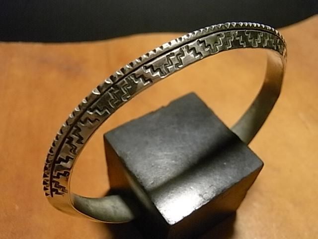 ナバホ族＜WYLIE SECATERO/ワイリー・セカテロ＞トライアングル