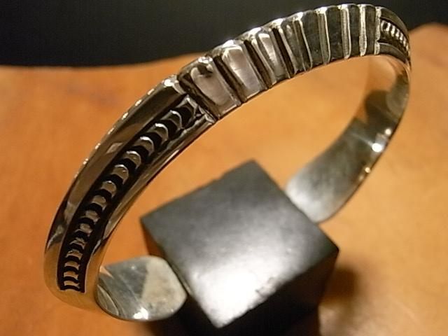 ワイリーセカテロ ヘビーゲージバングル ナバホ族 ナバホ族＜WYLIE SECATERO/ワイリー・セカテロ＞ ヘビーゲージ肉