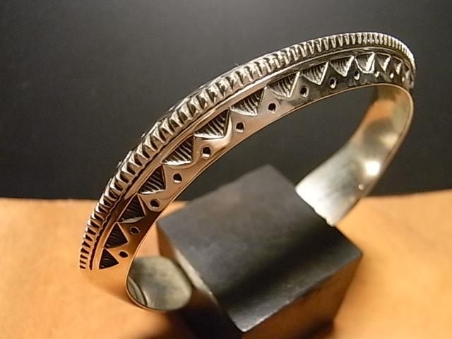 【値下げ】【大きめサイズ美品】ワイリーセカテロ ヘビーゲージバングル ナバホ族 ナバホ族＜WYLIE SECATERO/ワイリー・セカテロ＞ ヘビーゲージ肉