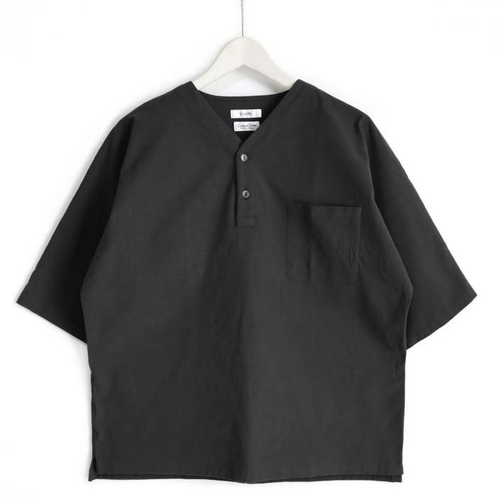 <img class='new_mark_img1' src='https://img.shop-pro.jp/img/new/icons43.gif' style='border:none;display:inline;margin:0px;padding:0px;width:auto;' />FUJITO(フジト)ヘンリーネックシャツ(チャコール)