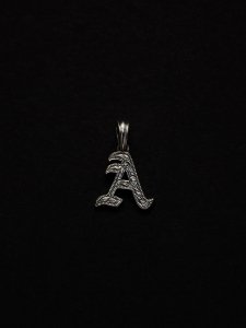 ڻĤ1ANTIDOTE BUYERS CLUB (ɡȥХ䡼)Engraved Initial Pendant(󥰥쥤ɥ˥ڥ) Silver