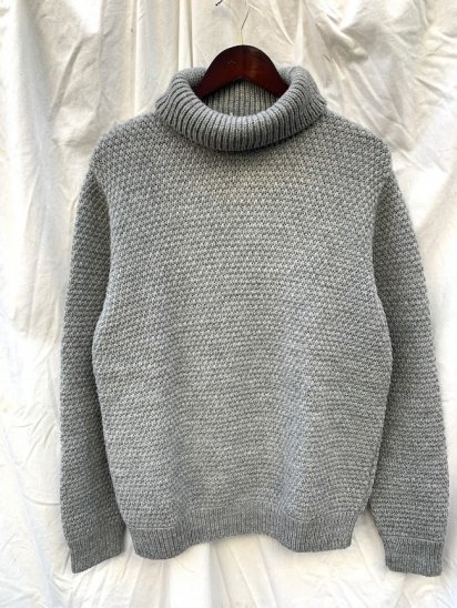 <img class='new_mark_img1' src='https://img.shop-pro.jp/img/new/icons50.gif' style='border:none;display:inline;margin:0px;padding:0px;width:auto;' />KILKEEL Moss Stitch Turtle Neck Sweater Made in GT.Britain Gray