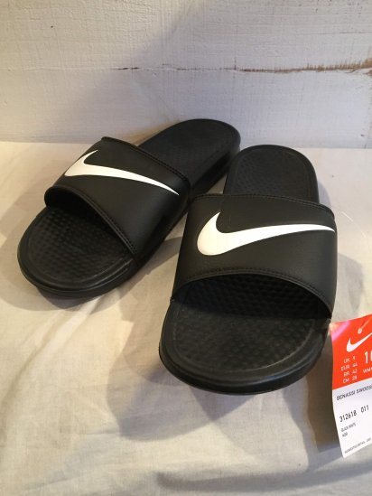 <img class='new_mark_img1' src='https://img.shop-pro.jp/img/new/icons50.gif' style='border:none;display:inline;margin:0px;padding:0px;width:auto;' />NIKE BENASSI SWOOSH<BR>SALE! 4,000 + Tax → 2,500 + Tax