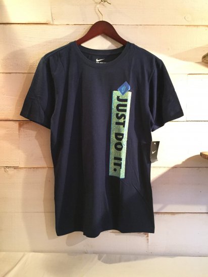 <img class='new_mark_img1' src='https://img.shop-pro.jp/img/new/icons50.gif' style='border:none;display:inline;margin:0px;padding:0px;width:auto;' />NIKE JUST DO IT. Print Tee Navy<BR>SALE! 3,800 + Tax → 2,280 + Tax