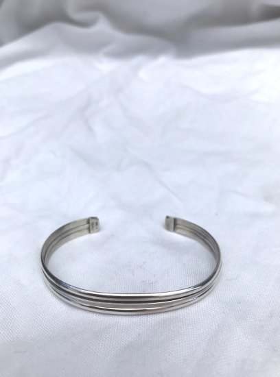 <img class='new_mark_img1' src='https://img.shop-pro.jp/img/new/icons50.gif' style='border:none;display:inline;margin:0px;padding:0px;width:auto;' />Navajo Tribe Sterling Silver Bracelet / L