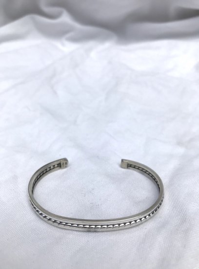 <img class='new_mark_img1' src='https://img.shop-pro.jp/img/new/icons50.gif' style='border:none;display:inline;margin:0px;padding:0px;width:auto;' />Navajo Tribe Sterling Silver Bracelet / K