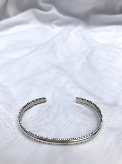 <img class='new_mark_img1' src='https://img.shop-pro.jp/img/new/icons50.gif' style='border:none;display:inline;margin:0px;padding:0px;width:auto;' />Navajo Tribe Sterling Silver Bracelet / G
