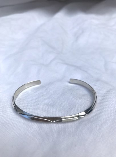 <img class='new_mark_img1' src='https://img.shop-pro.jp/img/new/icons50.gif' style='border:none;display:inline;margin:0px;padding:0px;width:auto;' />Navajo Tribe Sterling Silver Bracelet / J-1