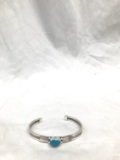 <img class='new_mark_img1' src='https://img.shop-pro.jp/img/new/icons50.gif' style='border:none;display:inline;margin:0px;padding:0px;width:auto;' />Navajo Tribe Sterling Silver Bangle With 