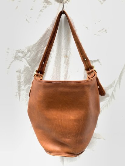 <img class='new_mark_img1' src='https://img.shop-pro.jp/img/new/icons50.gif' style='border:none;display:inline;margin:0px;padding:0px;width:auto;' />Old Coach Leather Shoulder Bag Made in U.S.A Tan