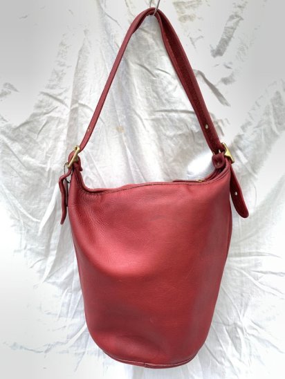 <img class='new_mark_img1' src='https://img.shop-pro.jp/img/new/icons50.gif' style='border:none;display:inline;margin:0px;padding:0px;width:auto;' />Old Coach Leather Shoulder Bag Made in U.S.A Red