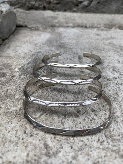 <img class='new_mark_img1' src='https://img.shop-pro.jp/img/new/icons50.gif' style='border:none;display:inline;margin:0px;padding:0px;width:auto;' />Navajo Tribe Sterling Silver Bangle / J