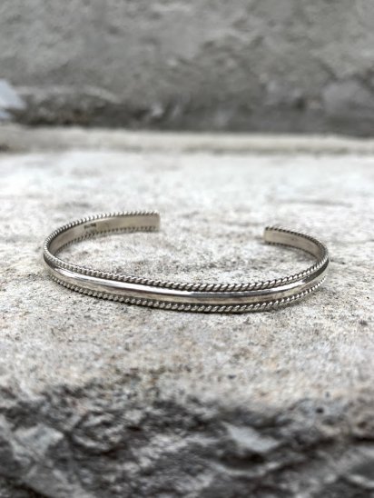 <img class='new_mark_img1' src='https://img.shop-pro.jp/img/new/icons50.gif' style='border:none;display:inline;margin:0px;padding:0px;width:auto;' />Navajo Tribe Sterling Silver Bangle / G