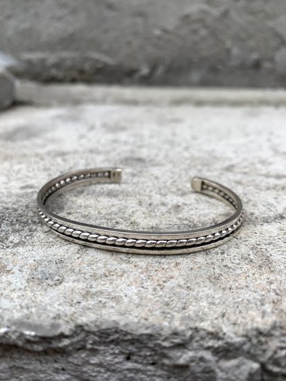 <img class='new_mark_img1' src='https://img.shop-pro.jp/img/new/icons50.gif' style='border:none;display:inline;margin:0px;padding:0px;width:auto;' />Navajo Tribe Sterling Silver Bangle / K