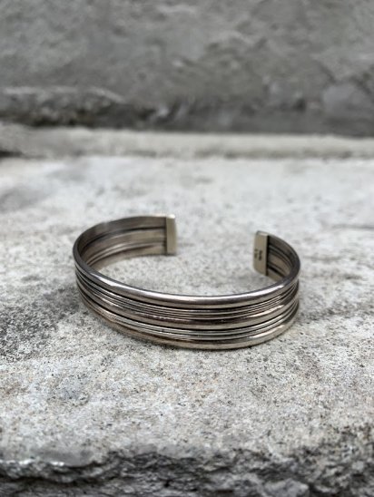 <img class='new_mark_img1' src='https://img.shop-pro.jp/img/new/icons50.gif' style='border:none;display:inline;margin:0px;padding:0px;width:auto;' />Navajo Tribe Sterling Silver Bangle / M
