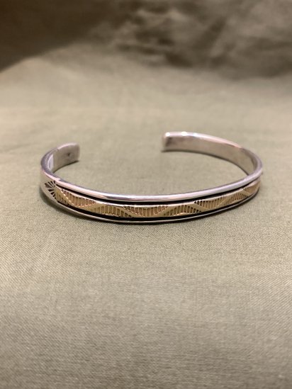 <img class='new_mark_img1' src='https://img.shop-pro.jp/img/new/icons50.gif' style='border:none;display:inline;margin:0px;padding:0px;width:auto;' />Bruce Morgan Navajo Sterling & 14K Gold Mixed Bangle