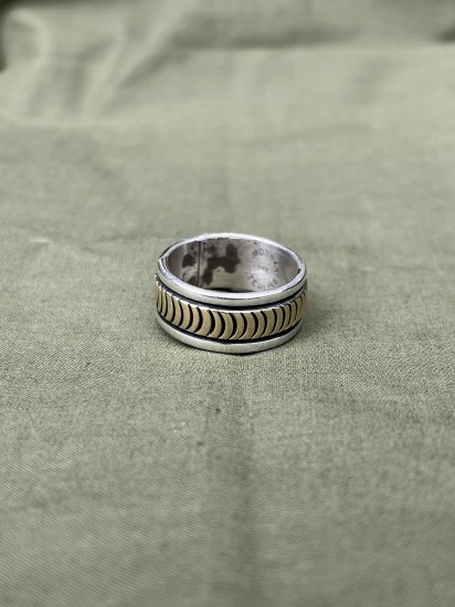 <img class='new_mark_img1' src='https://img.shop-pro.jp/img/new/icons50.gif' style='border:none;display:inline;margin:0px;padding:0px;width:auto;' />Bruce Morgan Navajo Sterling & 14K Gold Mixed Ring