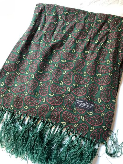 <img class='new_mark_img1' src='https://img.shop-pro.jp/img/new/icons50.gif' style='border:none;display:inline;margin:0px;padding:0px;width:auto;' />Vintage Tootal Scarf Made in England Green Paisley
