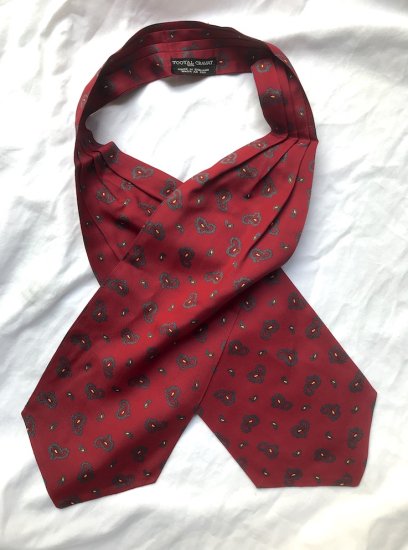 <img class='new_mark_img1' src='https://img.shop-pro.jp/img/new/icons50.gif' style='border:none;display:inline;margin:0px;padding:0px;width:auto;' />Vintage Tootal Ascot tie Made in England Good Condition Red x Yellow Paisley 