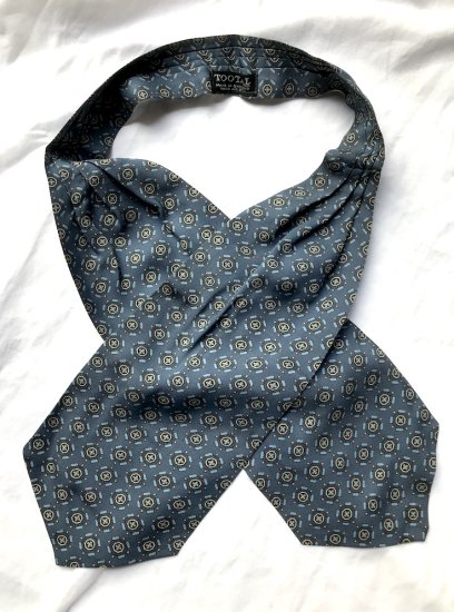 <img class='new_mark_img1' src='https://img.shop-pro.jp/img/new/icons50.gif' style='border:none;display:inline;margin:0px;padding:0px;width:auto;' />Vintage Tootal Ascot tie Made in England Good Condition  Blue Gray x Yellow Small Pattern