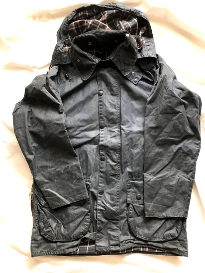 <img class='new_mark_img1' src='https://img.shop-pro.jp/img/new/icons50.gif' style='border:none;display:inline;margin:0px;padding:0px;width:auto;' />3 Crest Vintage Barbour Beaufort Jacket Made in England Navy With Hood (SIZE : 38 )