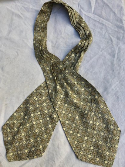 <img class='new_mark_img1' src='https://img.shop-pro.jp/img/new/icons50.gif' style='border:none;display:inline;margin:0px;padding:0px;width:auto;' />Vintage Tootal Ascot tie Made in England Yellow 