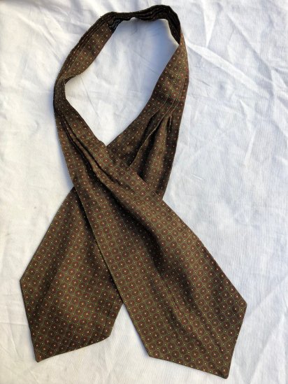 <img class='new_mark_img1' src='https://img.shop-pro.jp/img/new/icons50.gif' style='border:none;display:inline;margin:0px;padding:0px;width:auto;' />Vintage Tootal Ascot tie Made in England  Olive 