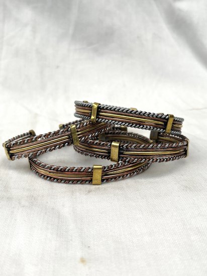 <img class='new_mark_img1' src='https://img.shop-pro.jp/img/new/icons50.gif' style='border:none;display:inline;margin:0px;padding:0px;width:auto;' />Vintage African Handmade Brass & Copper Souvenir Bangle