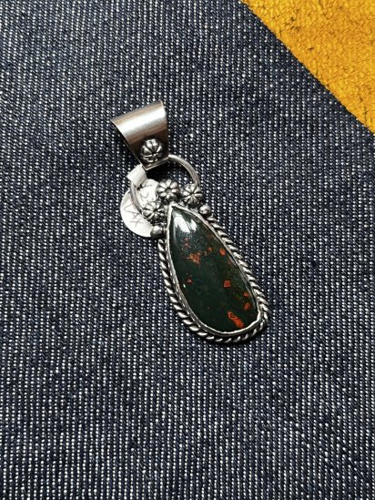 <img class='new_mark_img1' src='https://img.shop-pro.jp/img/new/icons50.gif' style='border:none;display:inline;margin:0px;padding:0px;width:auto;' />ERICKA NIKOLAS BEGAY Sterling Silver Pendant 