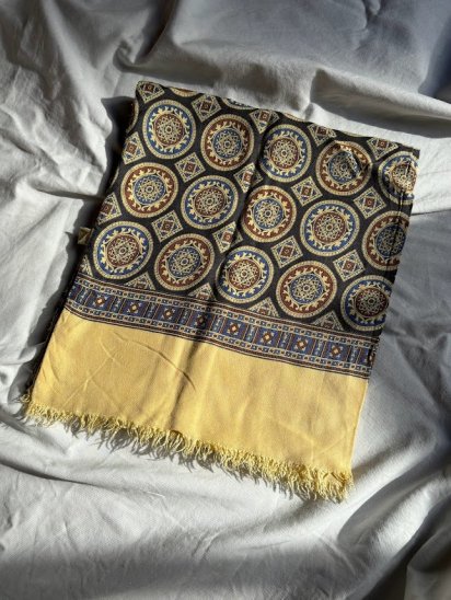 <img class='new_mark_img1' src='https://img.shop-pro.jp/img/new/icons50.gif' style='border:none;display:inline;margin:0px;padding:0px;width:auto;' />Vintage Tootal Rayon Scarf Made in England / Yellow × Blue