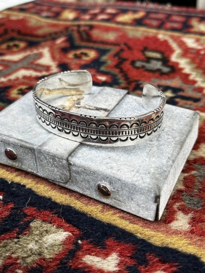 <img class='new_mark_img1' src='https://img.shop-pro.jp/img/new/icons50.gif' style='border:none;display:inline;margin:0px;padding:0px;width:auto;' />ERICKA NICOLAS BEGAY Navajo Silver Bangle with Stump 