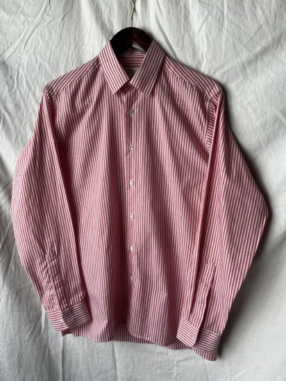 <img class='new_mark_img1' src='https://img.shop-pro.jp/img/new/icons50.gif' style='border:none;display:inline;margin:0px;padding:0px;width:auto;' />80's Vintage Van Heusen Regular Collar Shirt Made in England (Size : approx M ) / Red Stripe