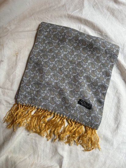 <img class='new_mark_img1' src='https://img.shop-pro.jp/img/new/icons50.gif' style='border:none;display:inline;margin:0px;padding:0px;width:auto;' />Vintage Tootal Rayon Scarf Made in England YellowGray Paisley