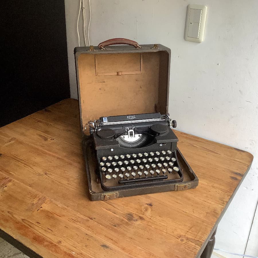 アンティーク　Royal Portable typewriter/ロイヤル社ポータブルタイプライター/アメリカ　D4