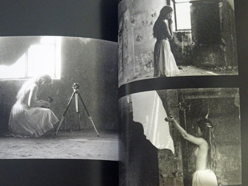 Francesca Woodman: The Roman Years Between Skin and Film フランチェスカ・ウッドマン -  古本買取販売 ハモニカ古書店　建築 美術 写真 デザイン 近代文学 大阪府古書籍商組合加盟店