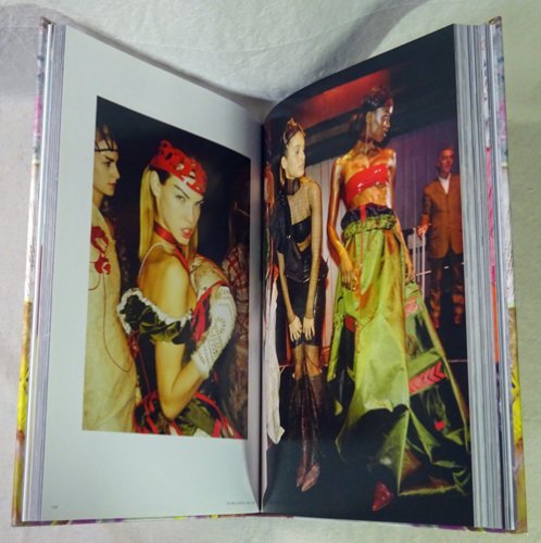 John Galliano: Unseen ジョン・ガリアーノ - 古本買取販売 ハモニカ古書店 建築 美術 写真 デザイン 近代文学  大阪府古書籍商組合加盟店