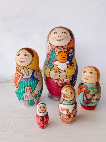 5ｐ　タチアナ　ドゥビニッチ作　ウッドバーニング　マトリョーシカ　「お気に入りのおもちゃ」　17ｃｍ - ロシア雑貨やるまるか